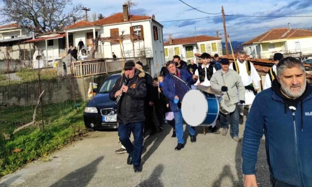 Τα Γρεβενά υποδέχτηκαν το νέο έτος με τα Ρουγκατζάρια - Ένα έθιμο που χρονολογείται από την εποχή της Τουρκοκρατίας (βίντεο)